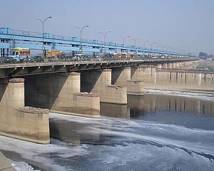 Man jumps into Yamuna from moving auto on Geeta Colony Flyover