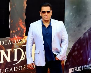 Message on Mumbai police helpline threatens actor Salman Khan; case lodged