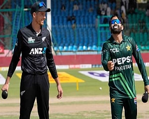 Pakistan opt to bowl against New Zealand in CT opener