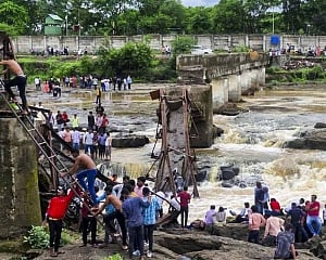 Police continue search operation at Pune bridge collapse site