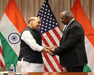 Raksha Mantri talks to US Defence Secretary