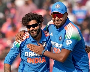 Root, Duckett fifties guide England to 304 against India