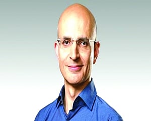 Sabih Khan appointed Apple COO