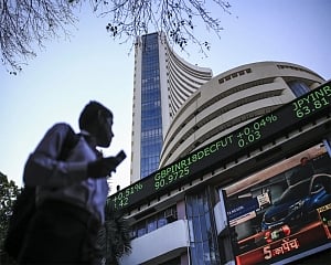Stock markets close lower as investors turn cautious