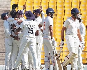 Vidarbha march closer towards 3rd Ranji Trophy title, lead Kerala by 351 at lunch on final day