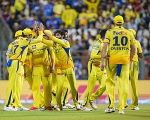 You can plug a hole or two, but if majority does badly, it's difficult: Dhoni