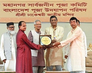 Yunus visits Dhakeshwari ahead of Durga Puja