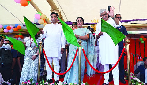 `cm-rekha-minister-shekhawat-flag-off-train-somnath-yatra`