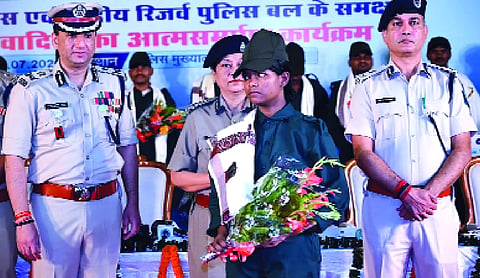 16 Maoists surrender before Jharkhand Police