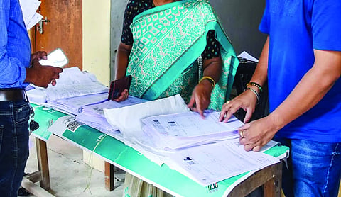 3,400 SIR forms found at Navi Mumbai photocopy shop, five BLOs suspended
