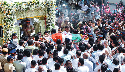 Asha Bhosle cremated with State honours