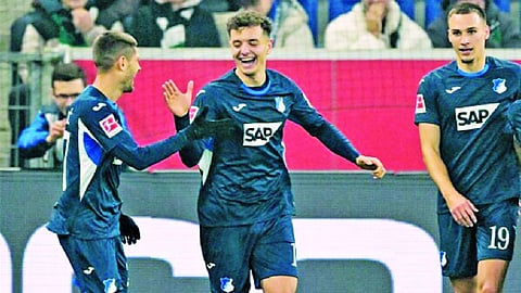 Bayern beats Cologne, sets record after smoke stops play in Bundesliga