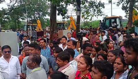 City witnesses stone-pelting, lathi-charge during anti-encroachment drive