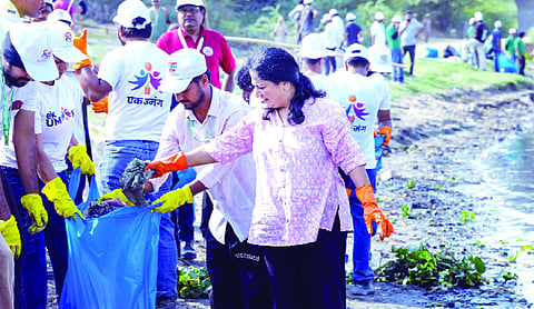 CM joins Yamuna cleaning drive, calls for people’s participation