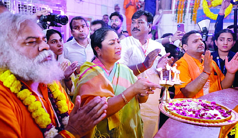 CM offers prayers at Karol Bagh Hanuman temple