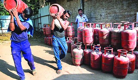 CM orders weekly ration camps, sets Diwali deadline for LPG coverage
