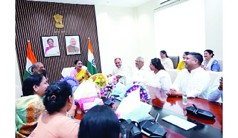 CM Rekha asks MCD to make city garbage-free
