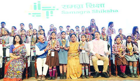 CM Rekha distributes laptops to 1,200 students