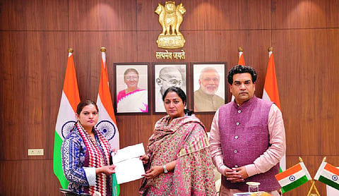 CM Rekha hands over Rs 10 lakh ex-gratia to family of Goa nightclub fire victims