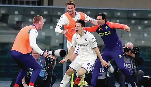De Gea’s saves lift Fiorentina to a tense win over Verona