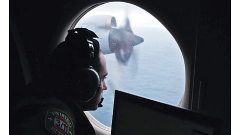 Deep-sea search for MH370 resumes