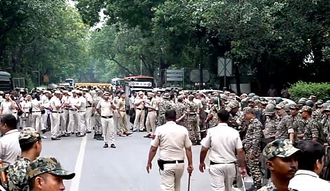 Delhi Police personnel gather at Jantar Mantar ahead of the CJPs protest demanding CEC Gyanesh Kumar’s resignation. (Source: PTI)