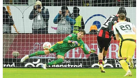 Frankfurt share new year spoils with Dortmund