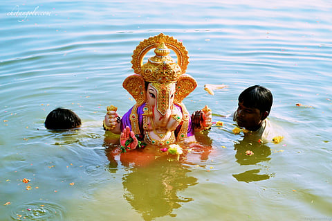 Representational image: Ganesh idols being immersed in water. Photo: Chetan Gole / Wikimedia Commons (CC BY-SA 2.0).