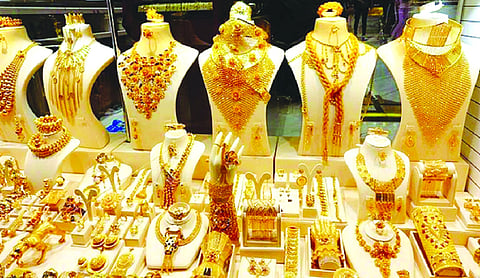 Gold rises to Rs 1.52 lakh/10g