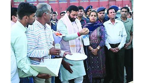 Haryana CM inspects Ladwa grain market