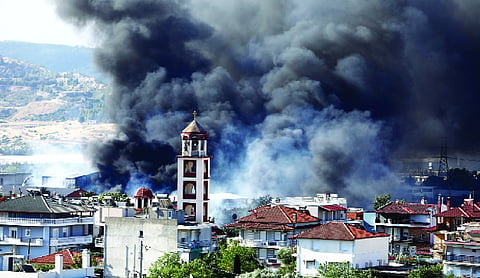 Hundreds of firefighters battle wildfire in Portugal