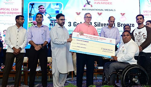 J-K: CM Abdullah hands over Rs 2.71 cr cash awards to outstanding athletes