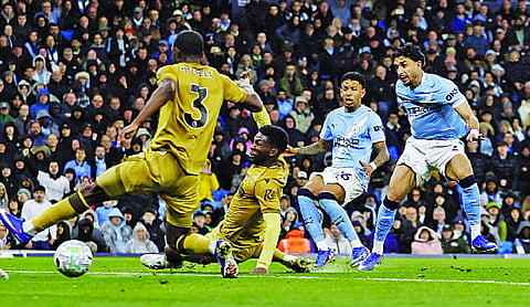 Manchester City keeps pressure on Arsenal
