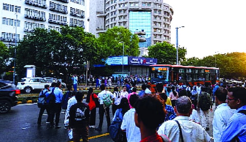 Metro curbs leave thousands of commuters walking to work