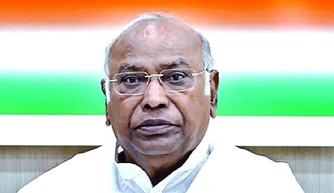 MLAs authorises Kharge to pick next Kerala CM
