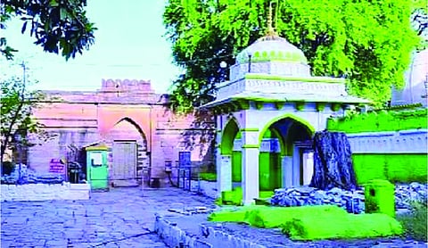 Muslims offer namaz at site near Bhojshala complex