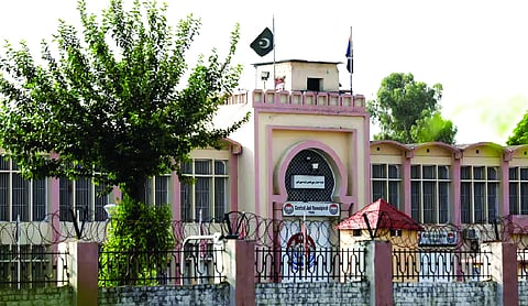 Pakistan: 14 prisoners escape while being taken to jail