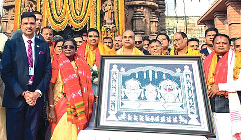President performs pinda daan in Puri, visits Jagannath temple