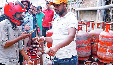 Prices Soar to Rs 1,500-Rs 2,800 per cylinder in black market