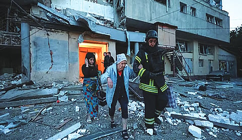 Russian strike on Zaporizhzhia kills 2 as Ukraine seeks to move forward peace talks