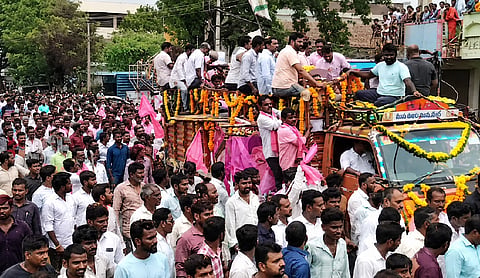 Sea of mourners lines Warangal streets for ex-BRS MLA Peddi Sudharshan Reddy's final journey