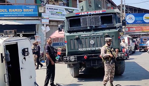 Security personnel conduct a cordon-and-search operation in Srinagar’s Batamaloo area. Image source: X/Screengrab (Greater Kashmir)