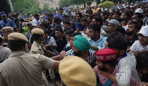 Stone-pelting at Jantar Mantar after Pradhan’s resignation; forces restore order
