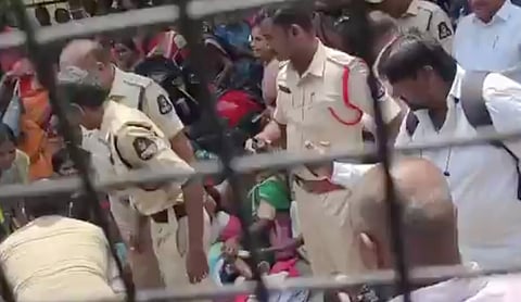 ASHA and Anganwadi workers stage a protest in Telangana, demanding fulfilment of pending wage and benefit promises. (Source: X/Screengrab-@TeluguScribe)