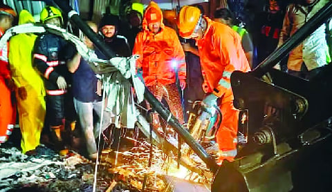 Two held for chawl collapse that killed 6 in Mumbai