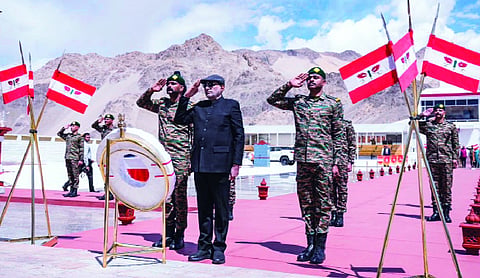 VP Radhakrishnan pays homage to bravehearts at Leh war memorial