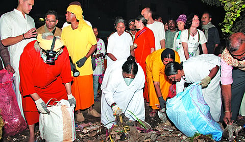 After 12 hours of giving darshan in Kolkata, Amma and her team took to the streets to gather years of accumulated trash. Within three hours, a 3km stretch was clean again.