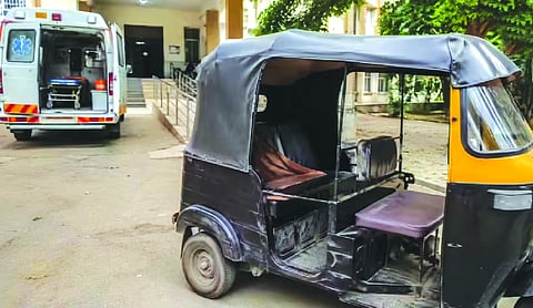 Woman delivers quadruplets in auto; newborns die after ambulance delay