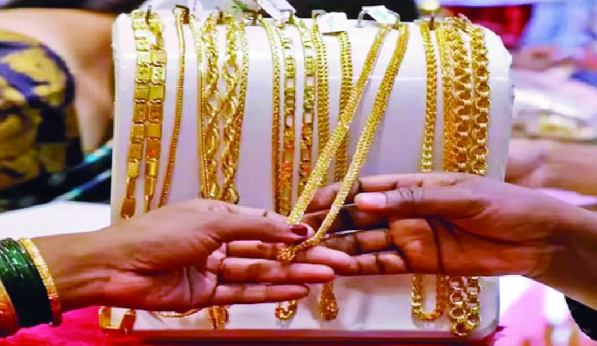 Gold, silver range-bound; weak rupee lends support: Analysts