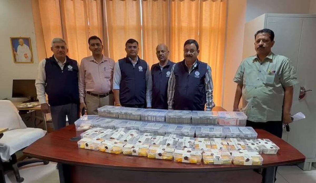 UP Vigilance Seizes ₹1.62 Crore Cash, Gold Worth ₹20 Crore from Ex-ARTO ...